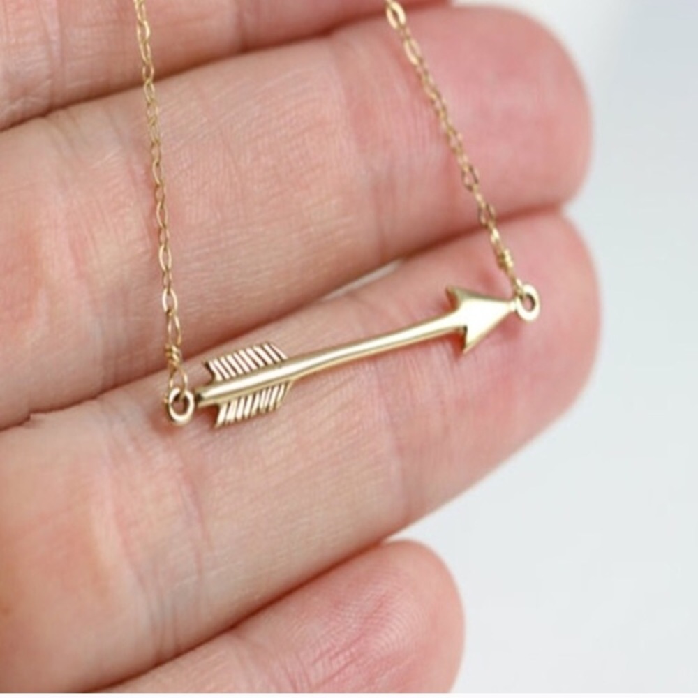 ✨ Arrow Necklace - Gold - Picture 3 of 6